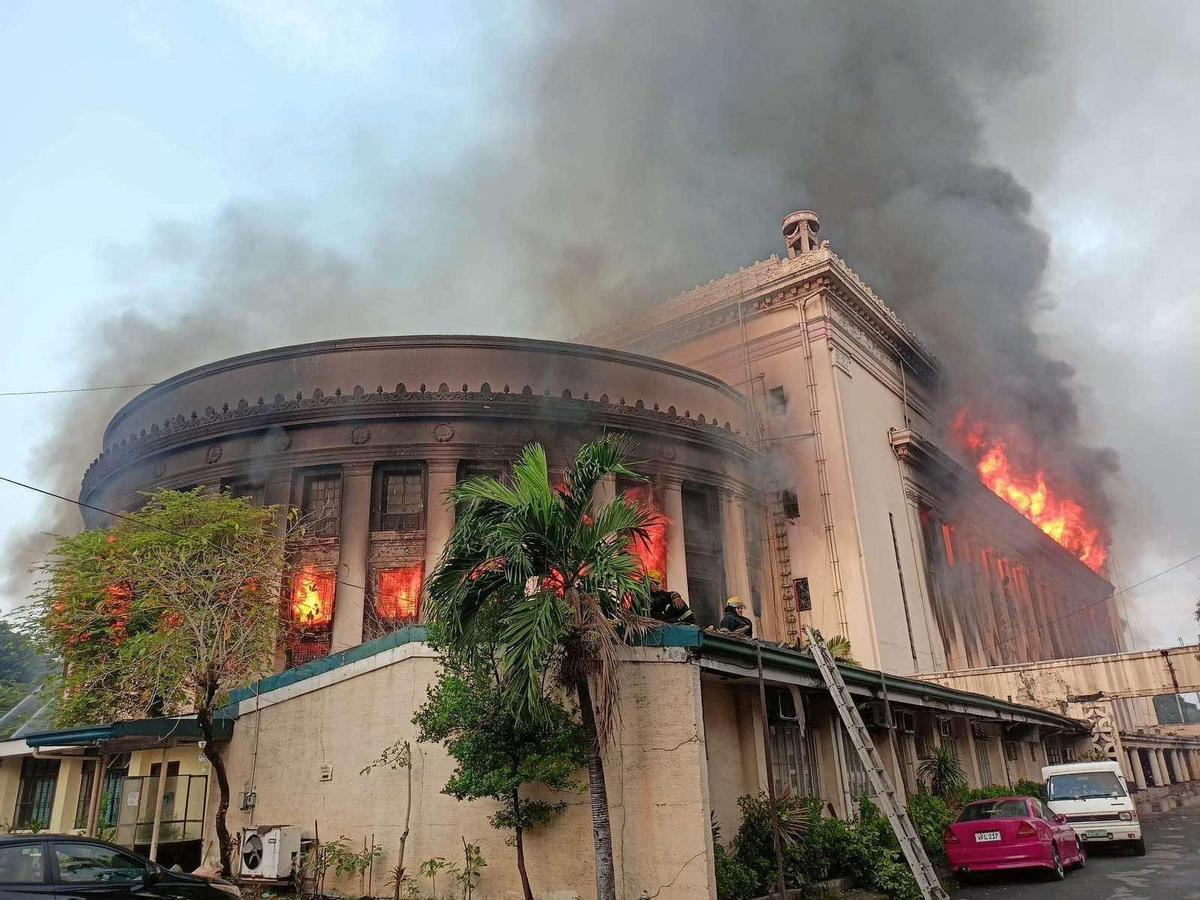 Espectacular incencio en la histórica oficina de Correos de Manila