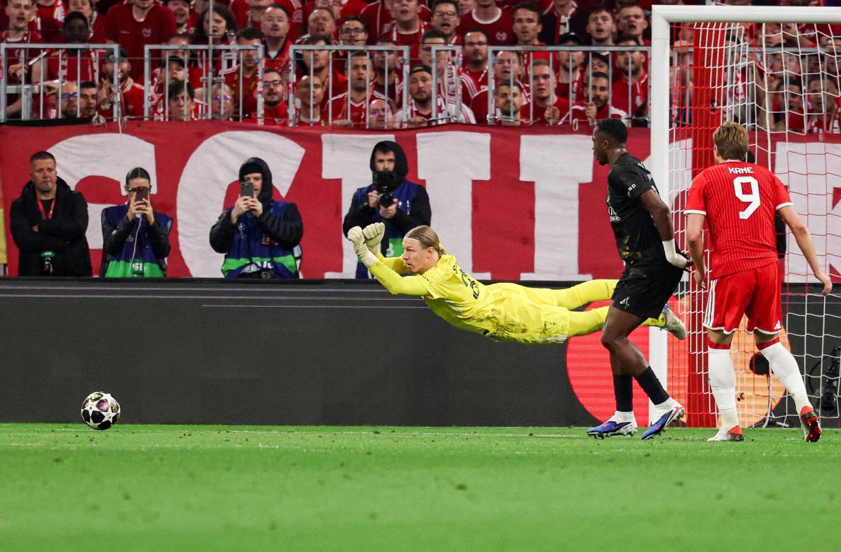 Matvey Safonov rechaza con los puños un tiro del Bayern.