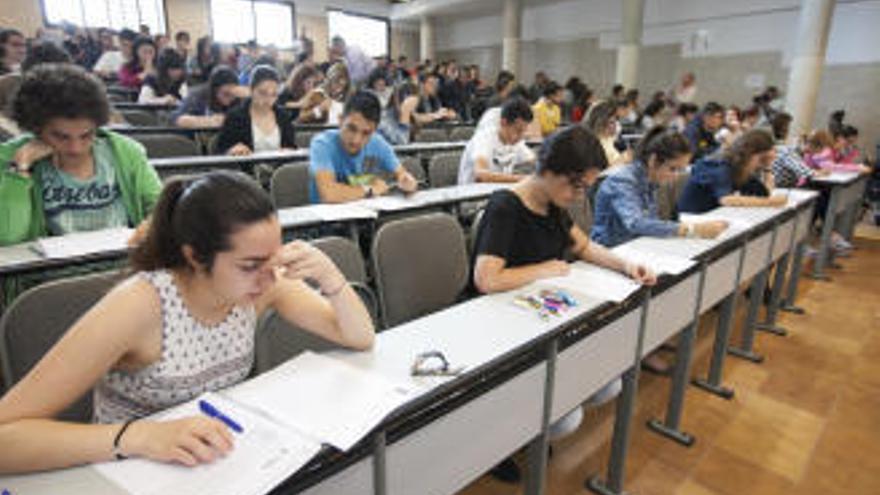 Un grupo de estudiantes en la Universidad de La Laguna