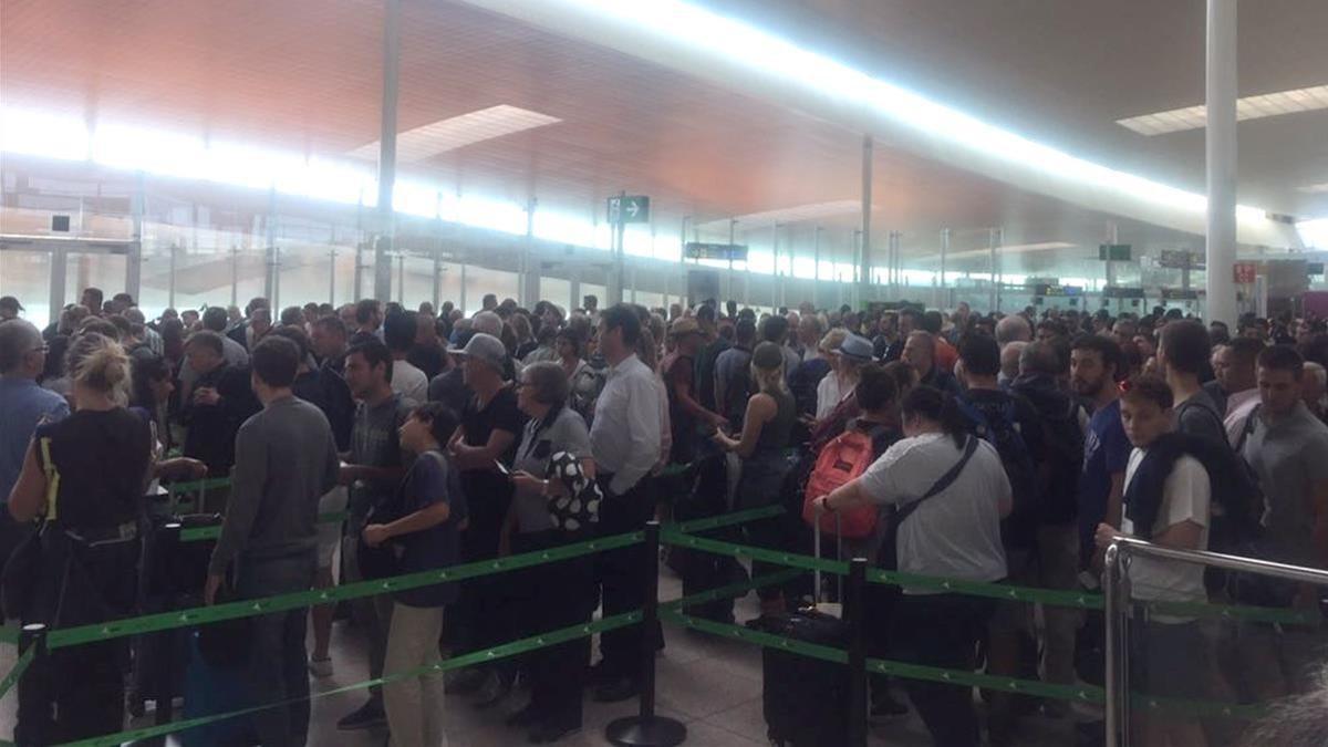 Colas en el control de pasaportes del aeropuerto FOTO ALBA ROIG