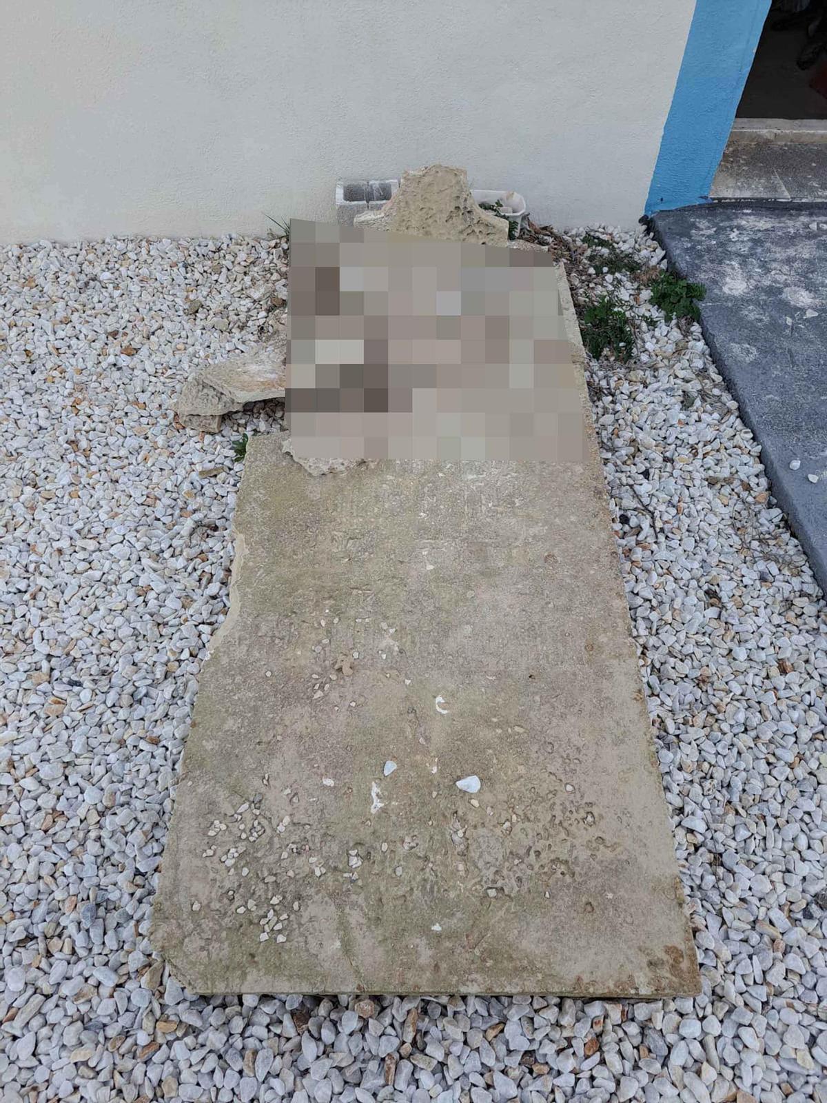 Lápidas levantadas y nichos destrozados por vandalismo en el cementerio de Tabarca