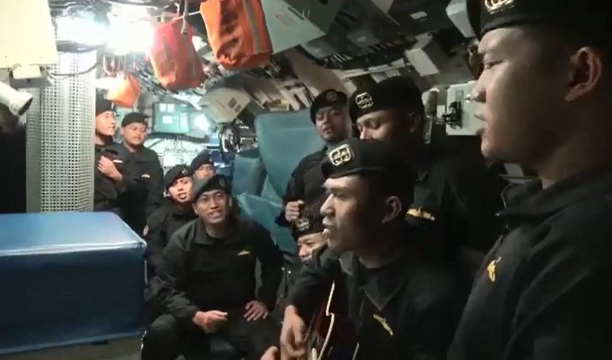 Un vídeo de los marineros del submarino hundido cantando ’Adiós’ emociona a Indonesia.