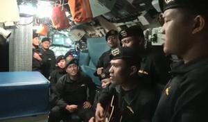 Un vídeo dels mariners del submarí enfonsat cantant emociona Indonèsia