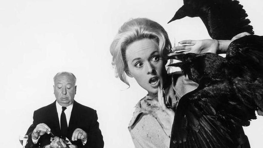 Alfred Hitchcock y Tippi Hedren, en una imagen promocional de &#039;Los pájaros&#039;.