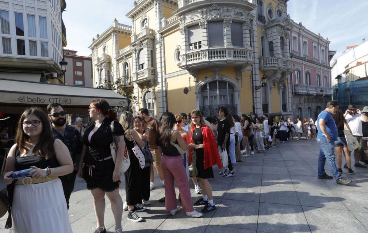 Una larga cola para la firma de libros de Holly Black, en 2024. | LNE