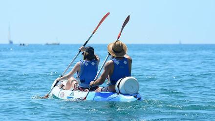 Kayak en la playa de Vilanova i la Geltrú