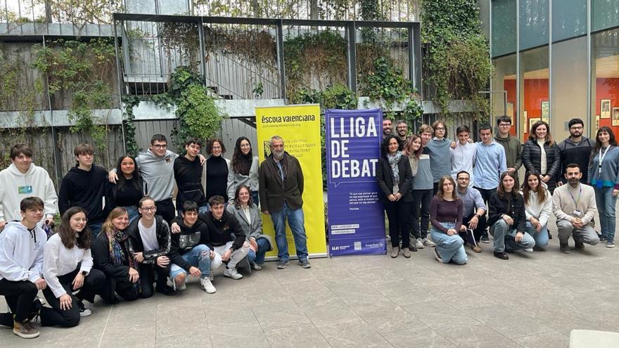Foto de grup d’estudiants valencians participants en la Lliga de Debat, junt amb representants de les universitats i d’Escola Valenciana.