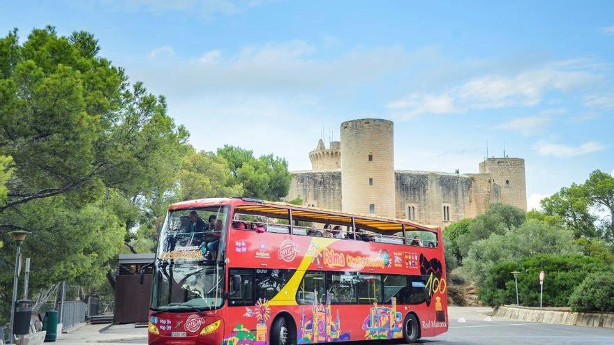Kinder dürfen gratis in Sightseeing-Bus von Palma de Mallorca einsteigen