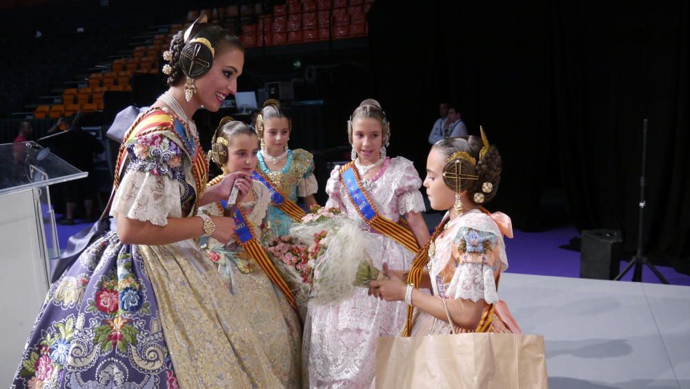 Alicia Moreno departe con las nuevas infantiles.