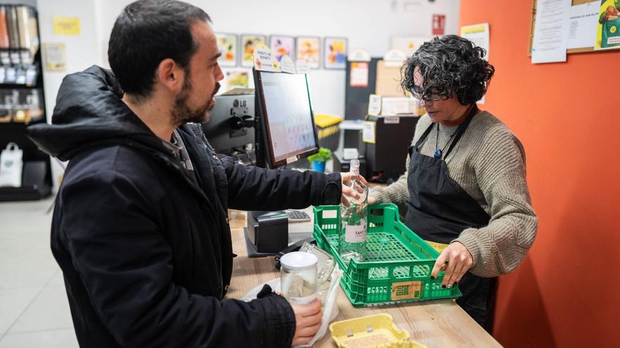 Fabricantes y supermercados prevén un gasto extra de 600 millones por el sistema que les obligará a almacenar los envases usados