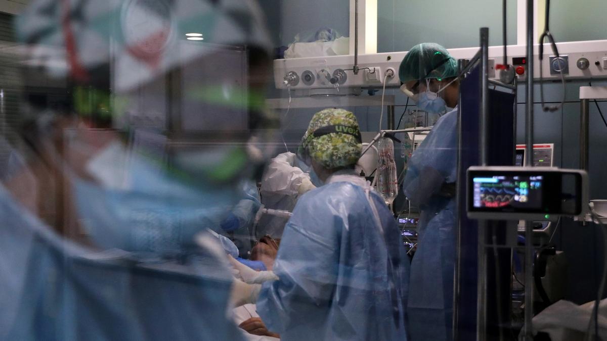 Personal sanitario atiende a un paciente de covid en una uci del Hospital del Mar.
