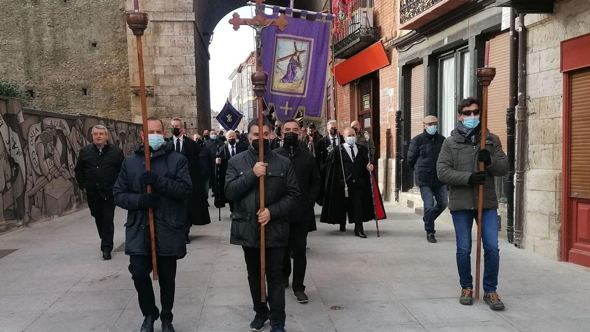 Hermanos de la cofradía de Jesús Nazareno  en la procesión de la Fiesta del Cementerio que recorrió las calles de la ciudad. | M. J. C.