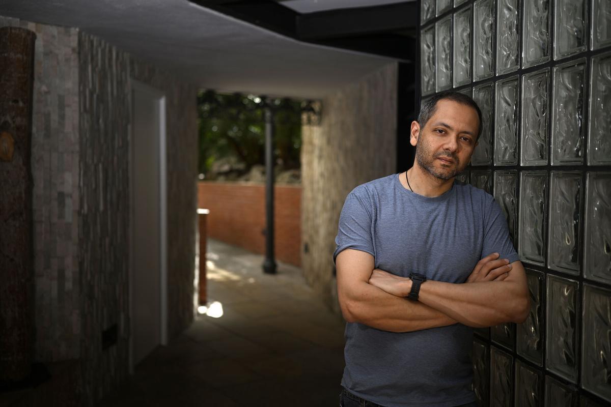 Barcelona. 29.05.2025. Cultura. Entrevista con el escritor y corresponsal de guerra Omar El Akkad, que publica 'Algún día, todo el mundo habrá querido estar siempre en contra’. Fotografía de Jordi Cotrina