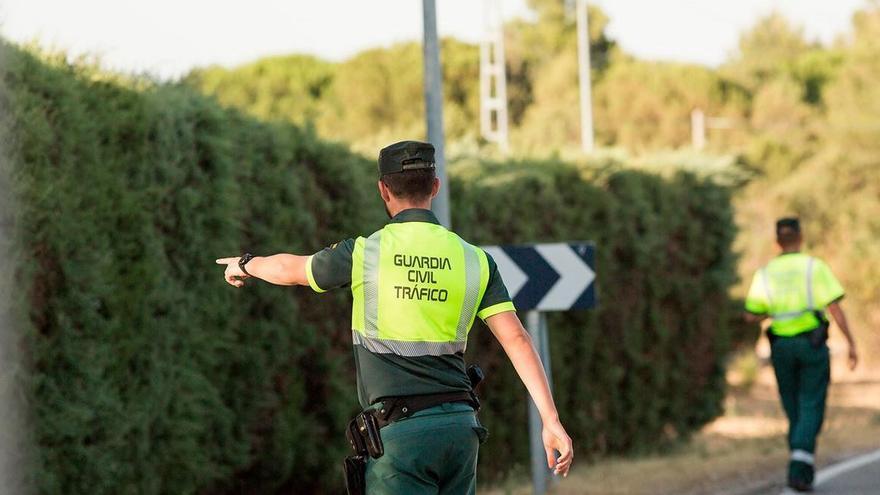 Llevar el móvil donde la salida del aire del coche: la Guardia Civil extrema la vigilancia con multa y 6 puntos de carnet