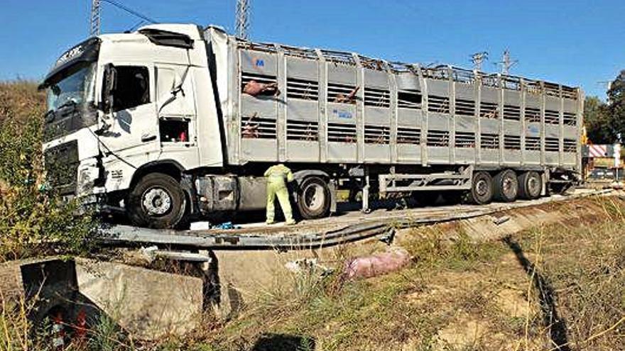 El camió accidentat a l&#039;NII a Bàscara, ahir a les sis del matí.