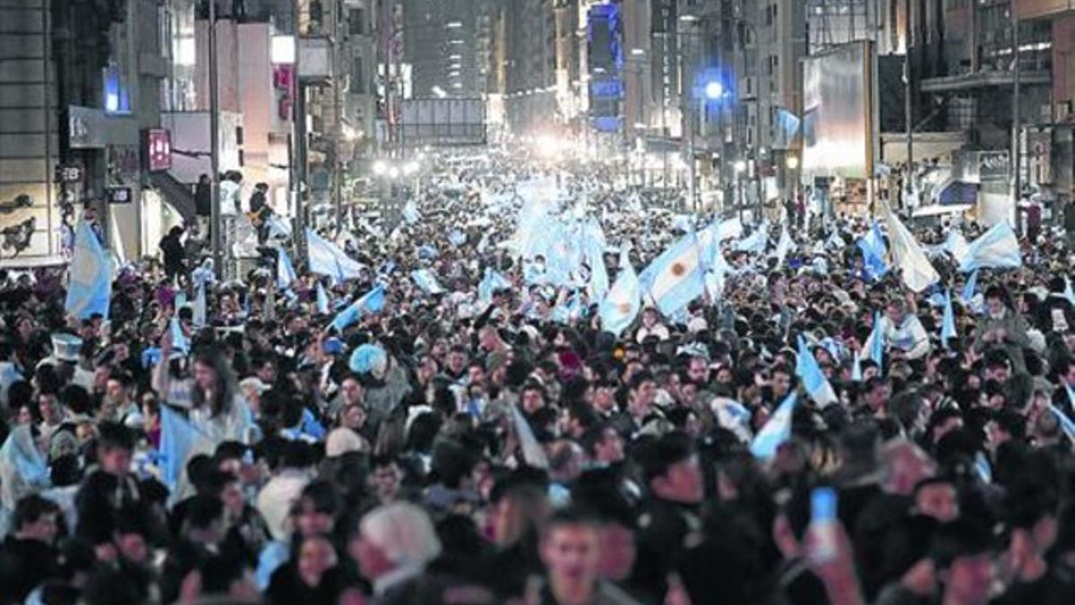 Miles de personas celebran el pase a la final de la selección en Buenos Aires.