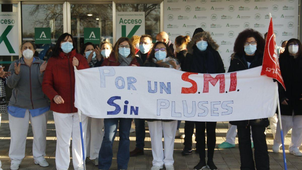 Limpiadoras del Reina Sofía en huelga protestan en una de las entradas al hospital.