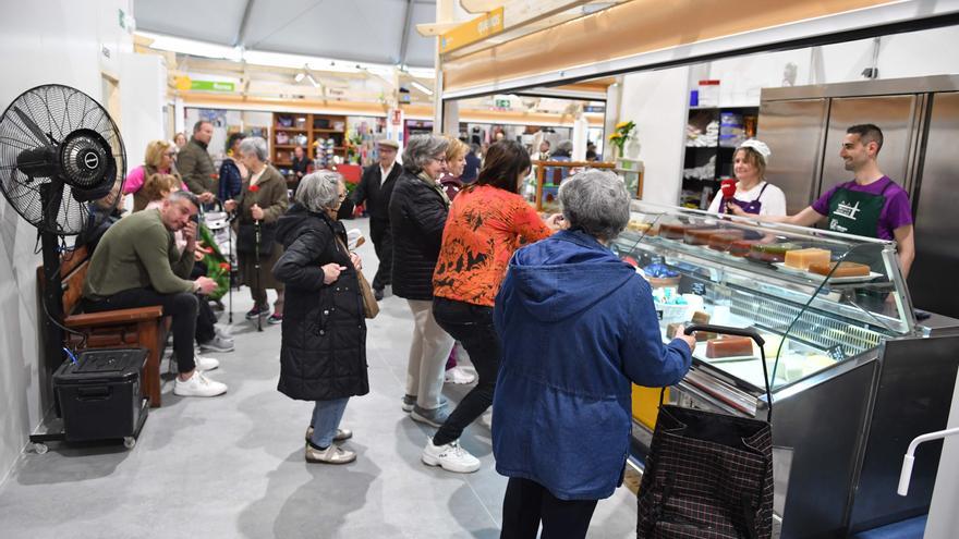 El mercado provisional de Monte Alto abre sus puertas: flores, clientes de siempre y nuevos curiosos