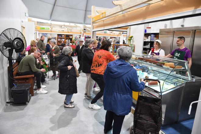 El mercado provisional de Monte Alto abre sus puertas: flores, clientes de siempre y nuevos curiosos