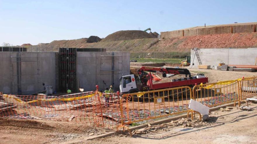 Operarios trabajan en las obras de la EDAR de la carretera de Pozoantiguo, con previsión de ampliación.