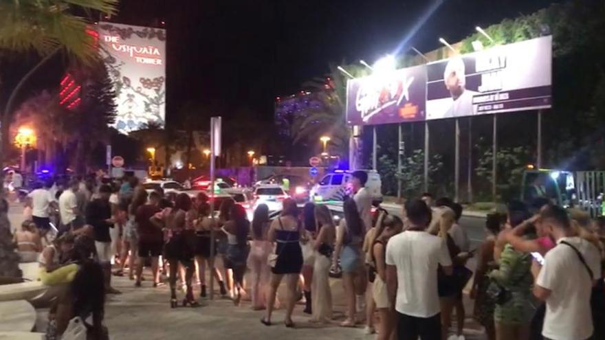 Colas para un taxi también a la salida de las discotecas de Ibiza.