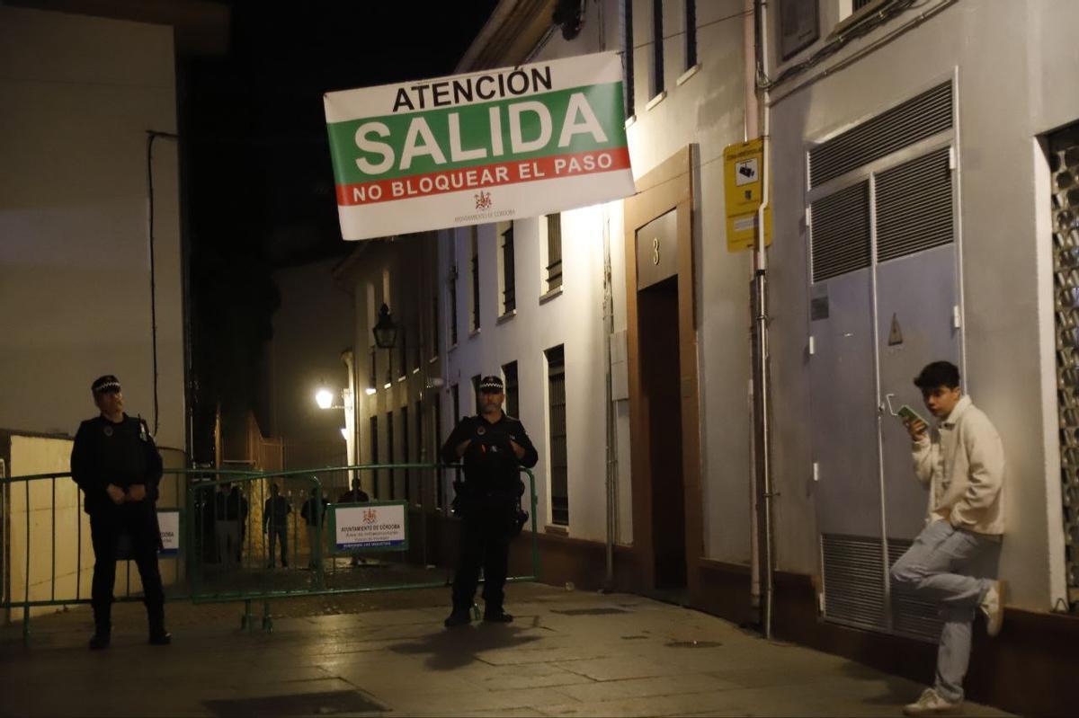 Salida de la cruz de Conde de Priego por el pasaje de la Estrella.