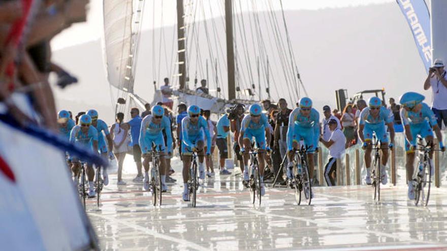La salida de uno de los equipos de la Vuelta de 2013 desde una batea de Vilanova. // Noe Parga