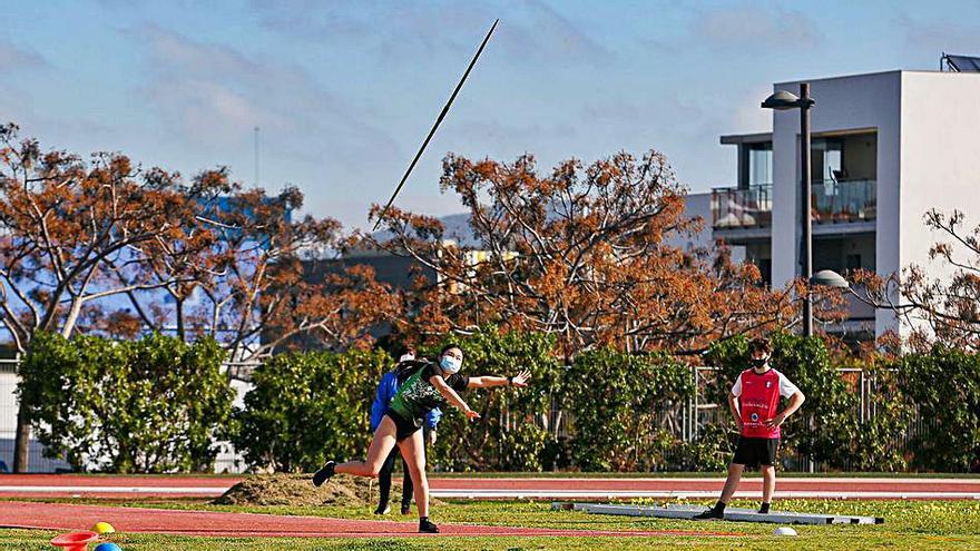 Una bonita imagen que capta a la perfección el vuelo de una jabalina al ser lanzada por una atleta.