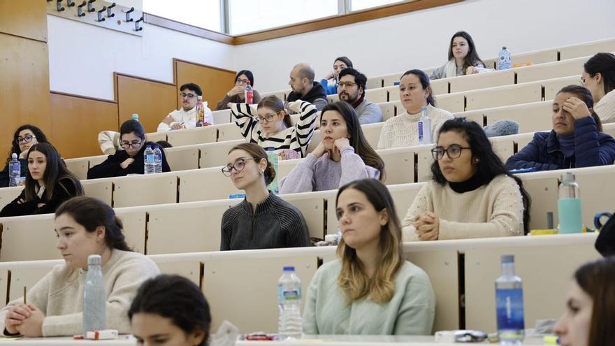 Más de 30.300 médicos extracomunitarios homologaron su título en 2025, pero no podrán ejercer en la sanidad pública hasta que consigan la especialidad