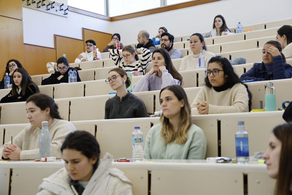 Participantes en el examen para acceder a una plaza MIR, en Vigo.