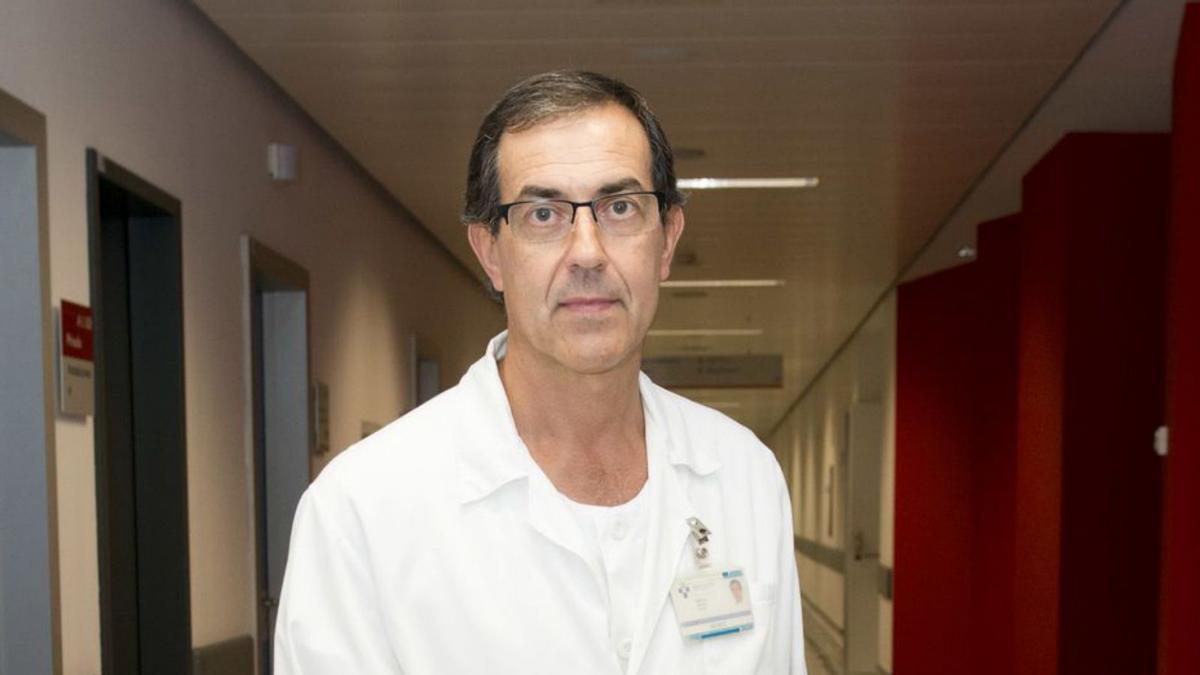 Manuel Alonso, jefe de Cirugía Vascular, en el HUCA. | LNE