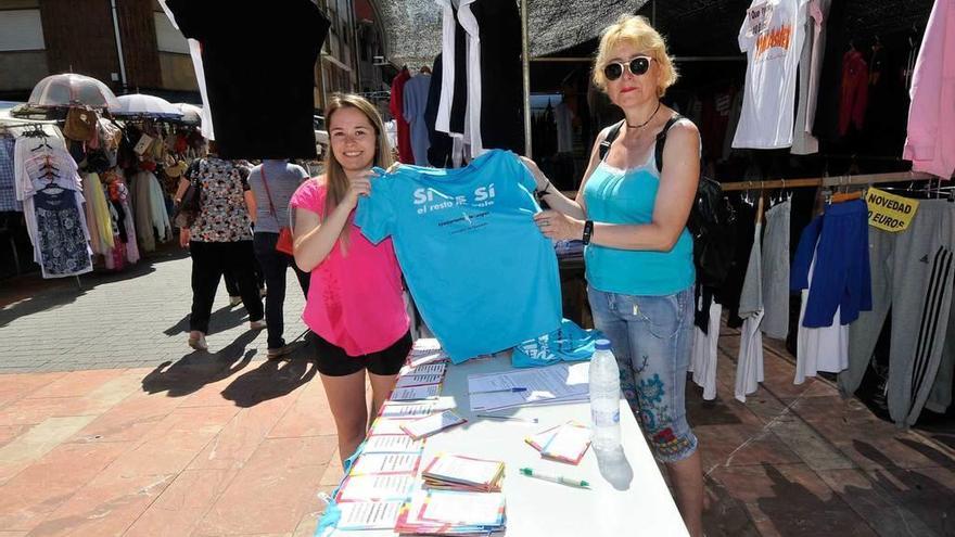 Blanca Pantiga entrega la camiseta a Laura Menéndez, ayer, delante del Ayuntamiento de Langreo.