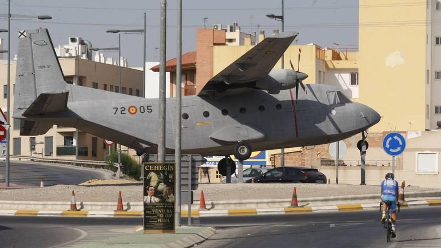 Un antiguo avión de los paracaidistas da la bienvenida a Sangonera la Seca