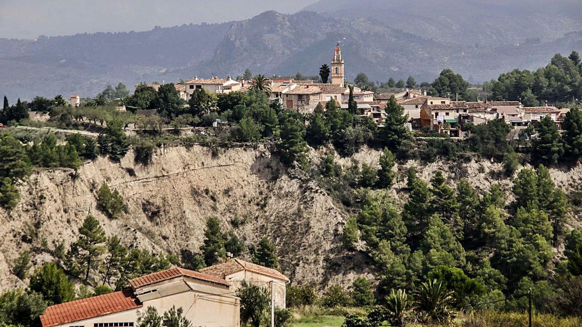 Vista del casco urbano de Benillup y del barranco donde hay deslizamientos de tierra.