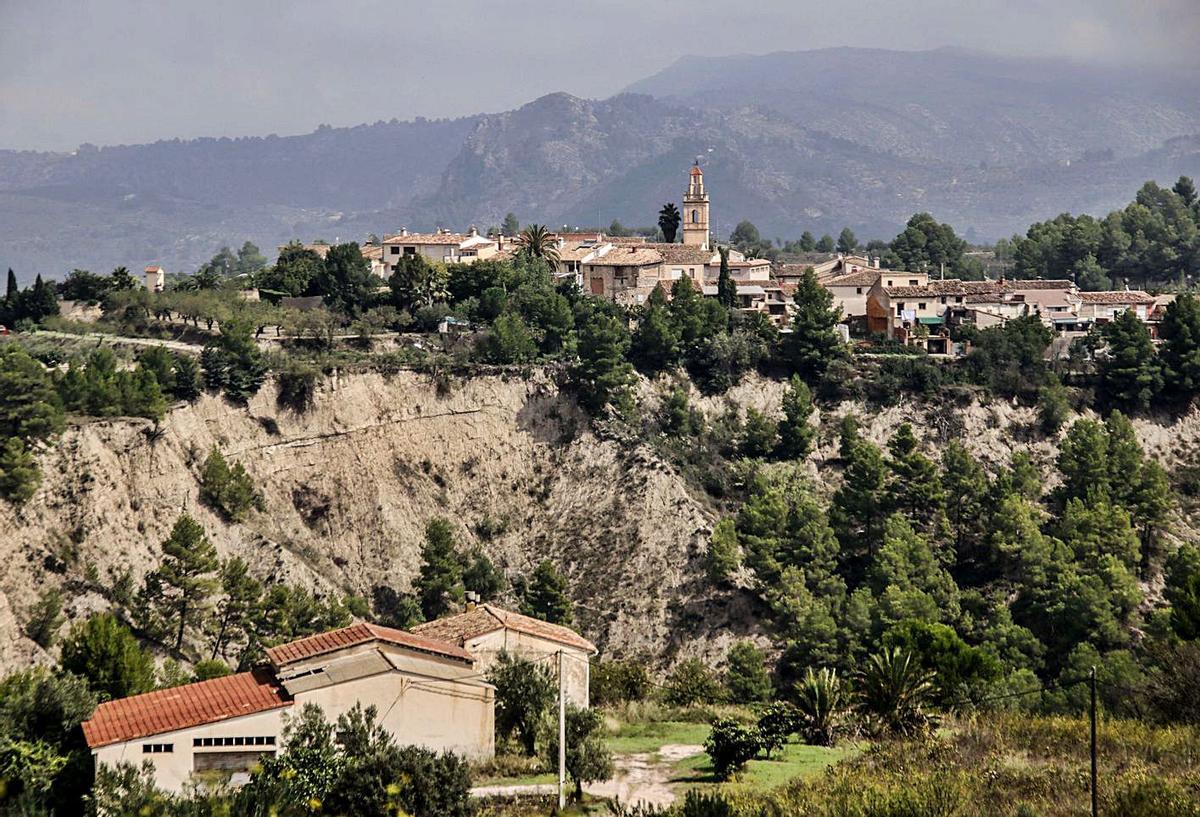 Vista del casco urbano de Benillup y del barranco donde hay deslizamientos de tierra. | JUANI RUZ