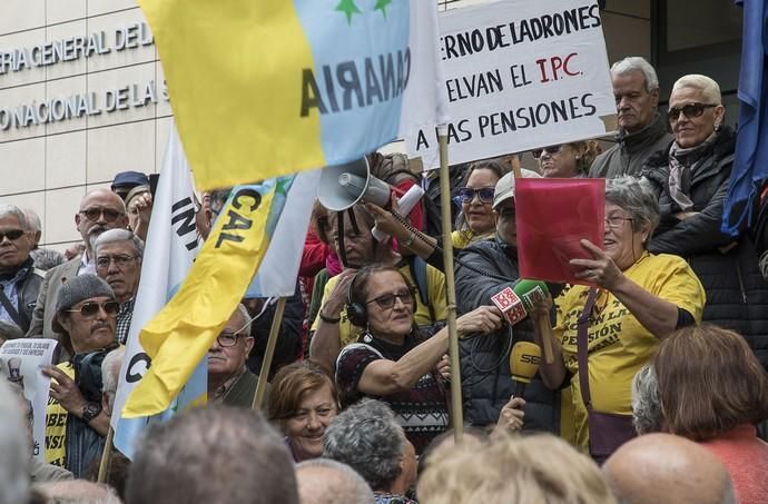 manifestación de jubilados frente a la gestoria ...