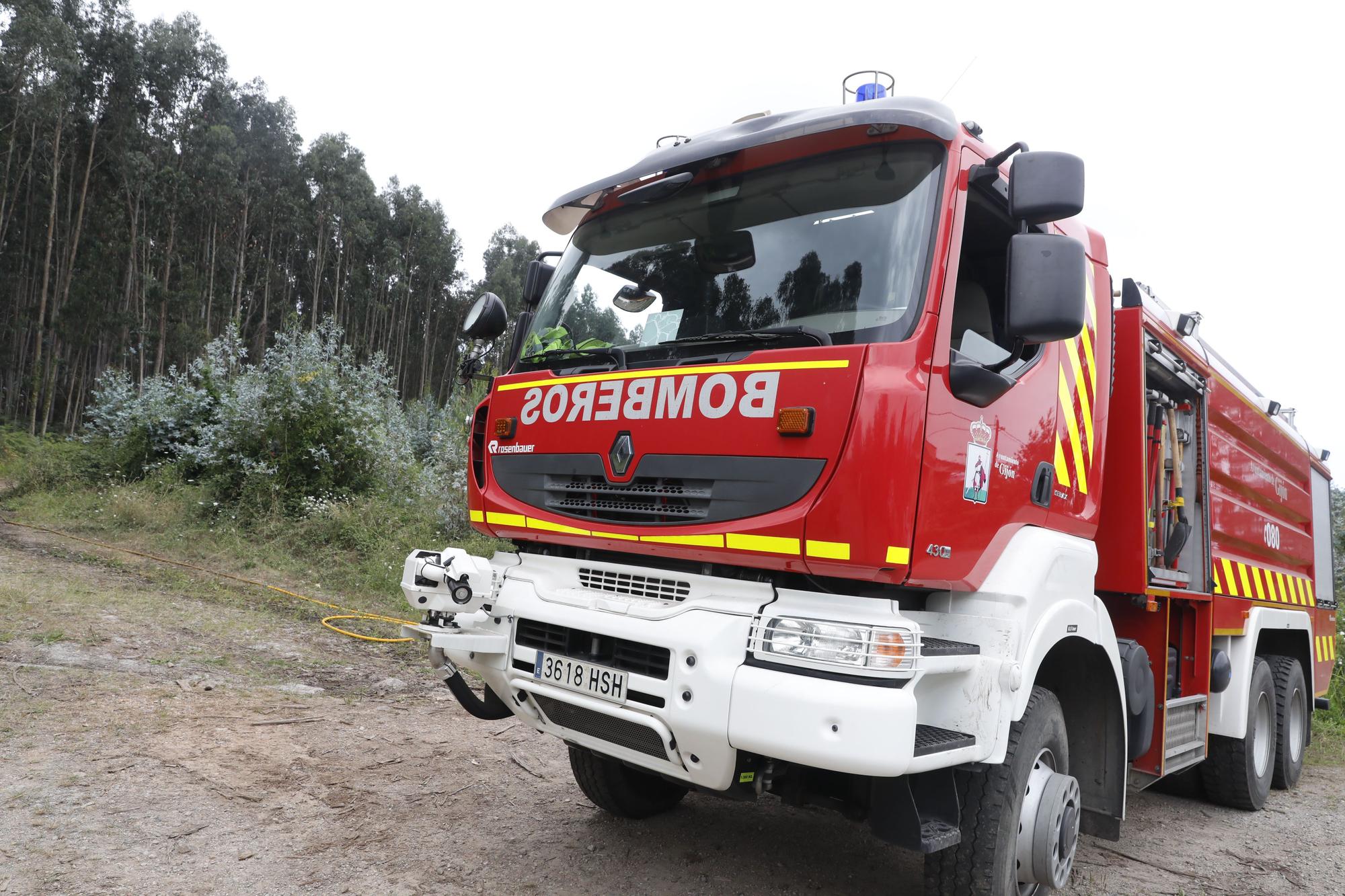 En imágenes: Los vecinos de San Andrés de los Tacones, en vela por el incendio