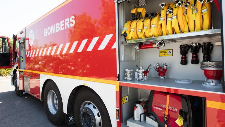 Los bomberos apagan un incendio en un apartamento de la urbanización Cala Azul