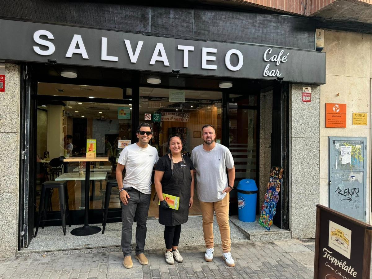 Sagredo y el edil de Comercio en una visita a uno de los negocios beneficiarios del cheque emprendedor..