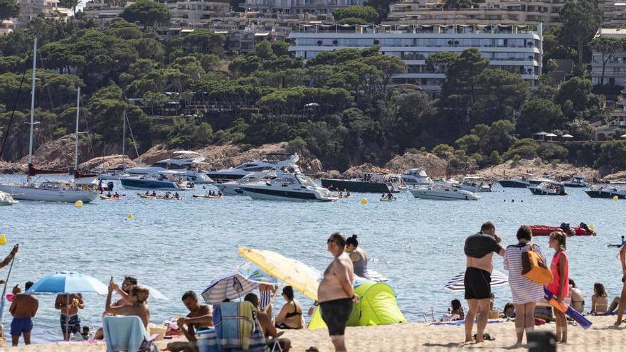 Panoràmica de la platja de Sant Pol, amb l&#039;Alàbriga al fons. Per a quan la propera festa?