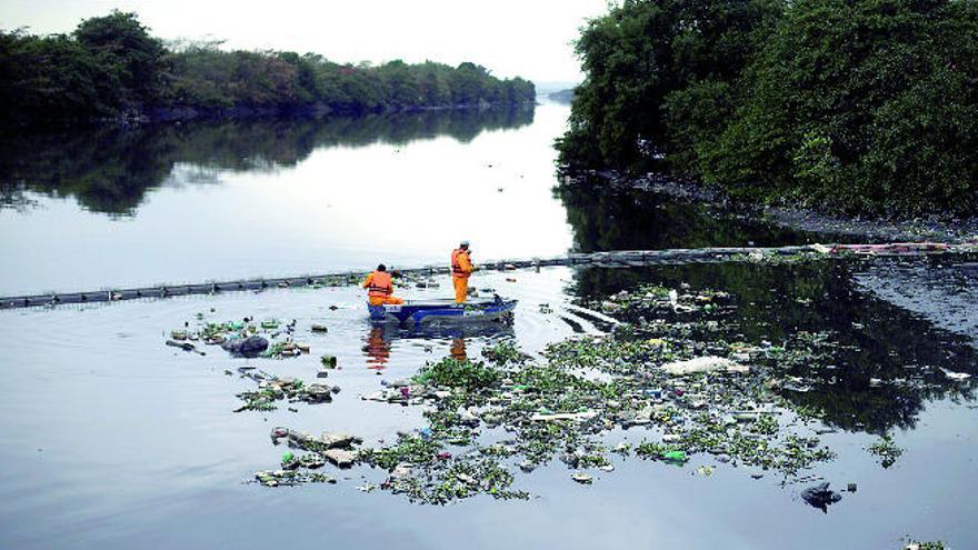 Expertos advierten de que se nadará entre &quot;basura humana&quot;