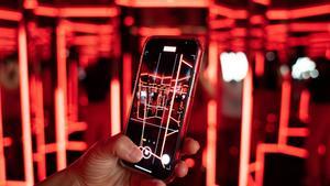 Un móvil graba un vñideo en el probador discoteca del H&M de paseo de Gràcia.