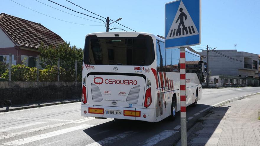 Uno de los autobuses de Cerqueiro a su paso por Moaña este pasado lunes.   | // SANTOS ÁLVAREZ