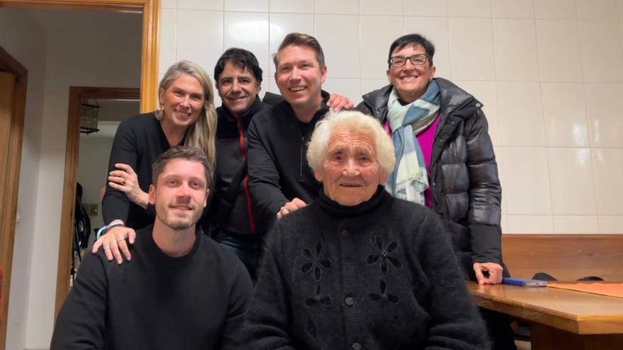 Miembros del equipo con algunos de los «longevos» durante la visita a la provincia. |  Fdv