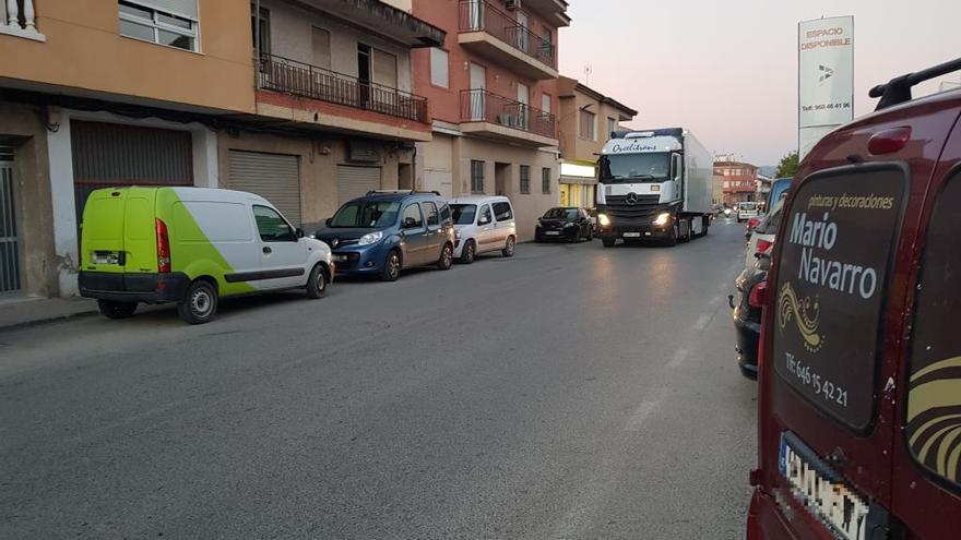 Vehículos mal estacionados en la carretera de Zeneta.