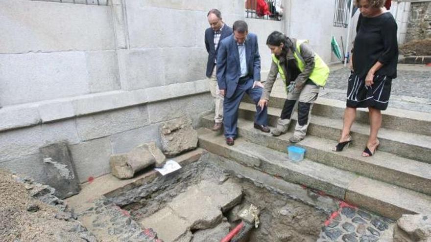 Regades, Caballero y Silva atienden las explicaciones de los técnicos ante la excavación.  // J. de Arcos