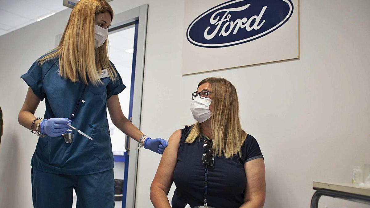 Una de las trabajadoras citadas ayer, instantes antes de recibir su primera dosis. | PERALES IBORRA