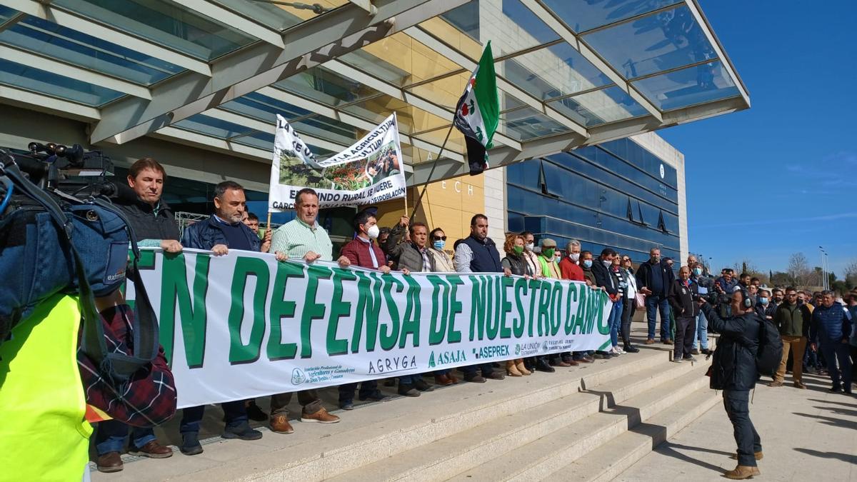 Cerca de 2.000 agricultores y ganaderos se manifiestan a las puertas de Feval