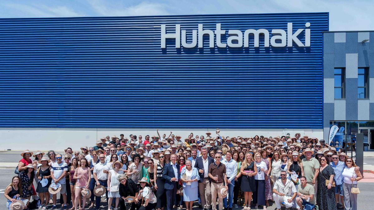 La compañía celebra medio siglo de trayectoria en la provincia con su amplia plantilla y representantes institucionales en sus instalaciones de Nules.