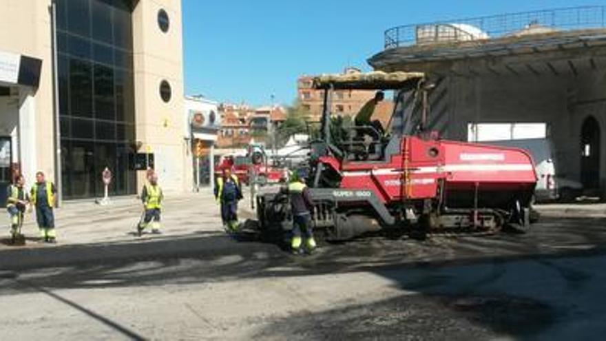 Treballs de pavimentació a la carretera del Pont i a la plaça Sant Jordi de Manresa, demà